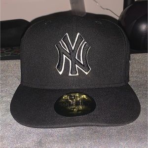 NY Yankees flat brim (rolled brim at store from salesperson)Size:7(5/8) Black/Wh